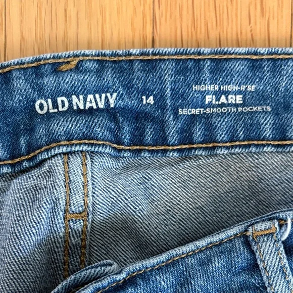 Old Navy Women's Flare Jeans in Blue - Picture 2 of 3
